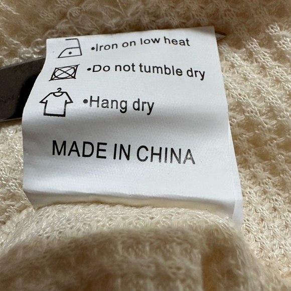 Molerani Women’s Long Sleeve 5 button Shirt. NWT - Picture 8 of 9